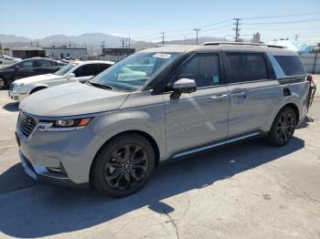  Salvage Kia Carnival