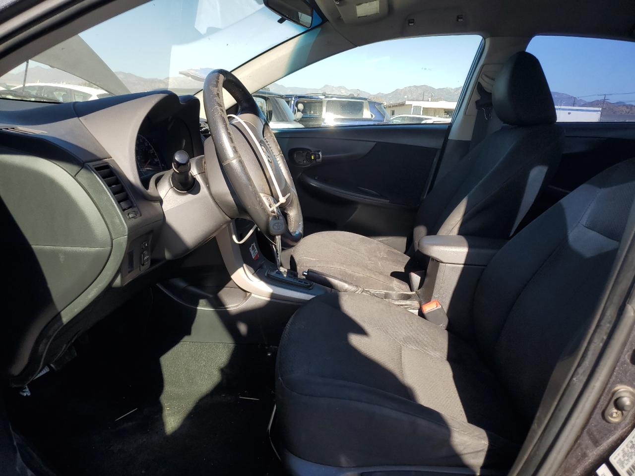 Toyota Corolla Base Image 9