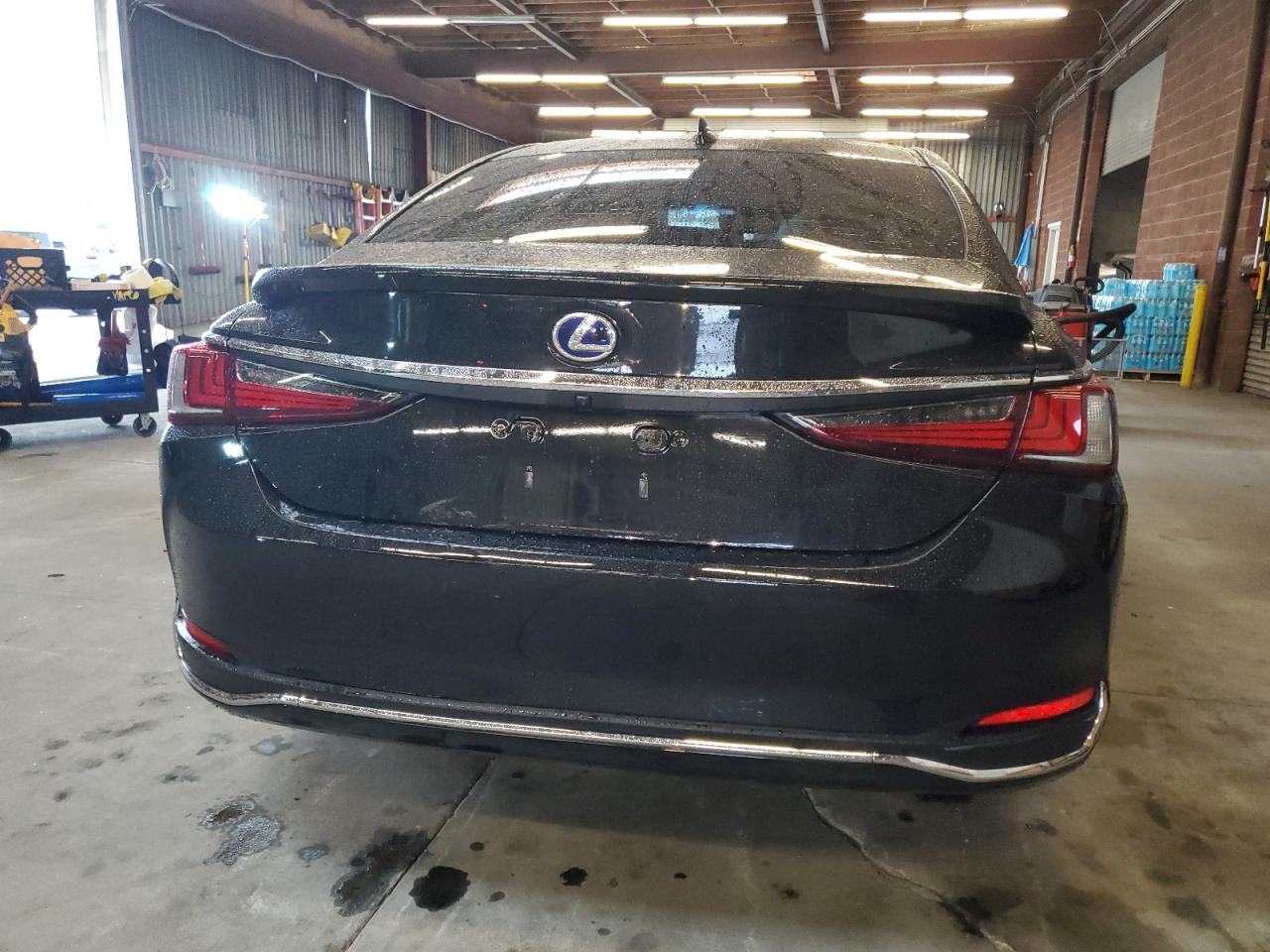 Lexus Es 300h Base Image 8