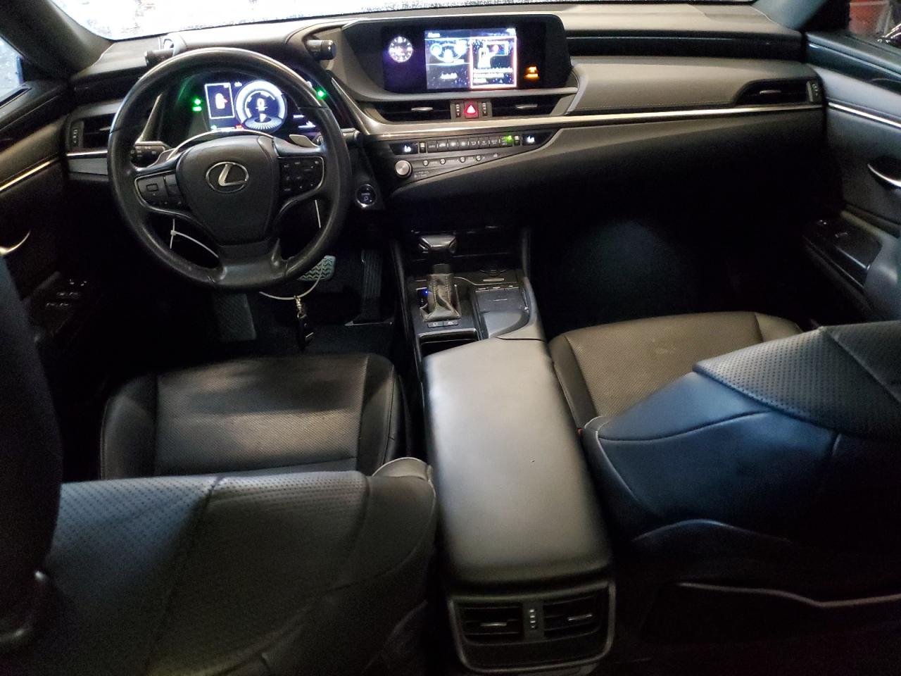 Lexus Es 300h Base Image 2