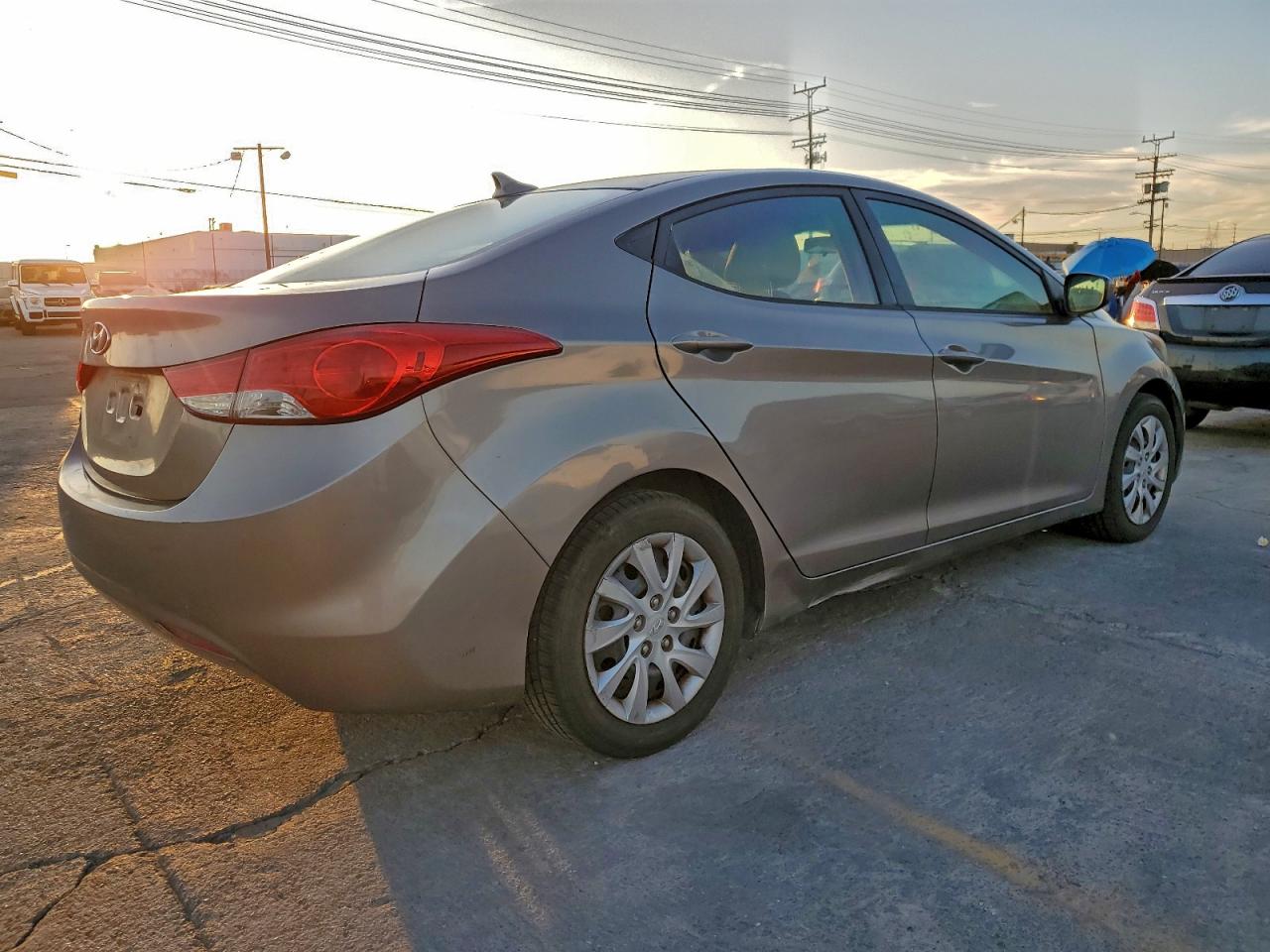 Hyundai ELANTRA Gls Image 4