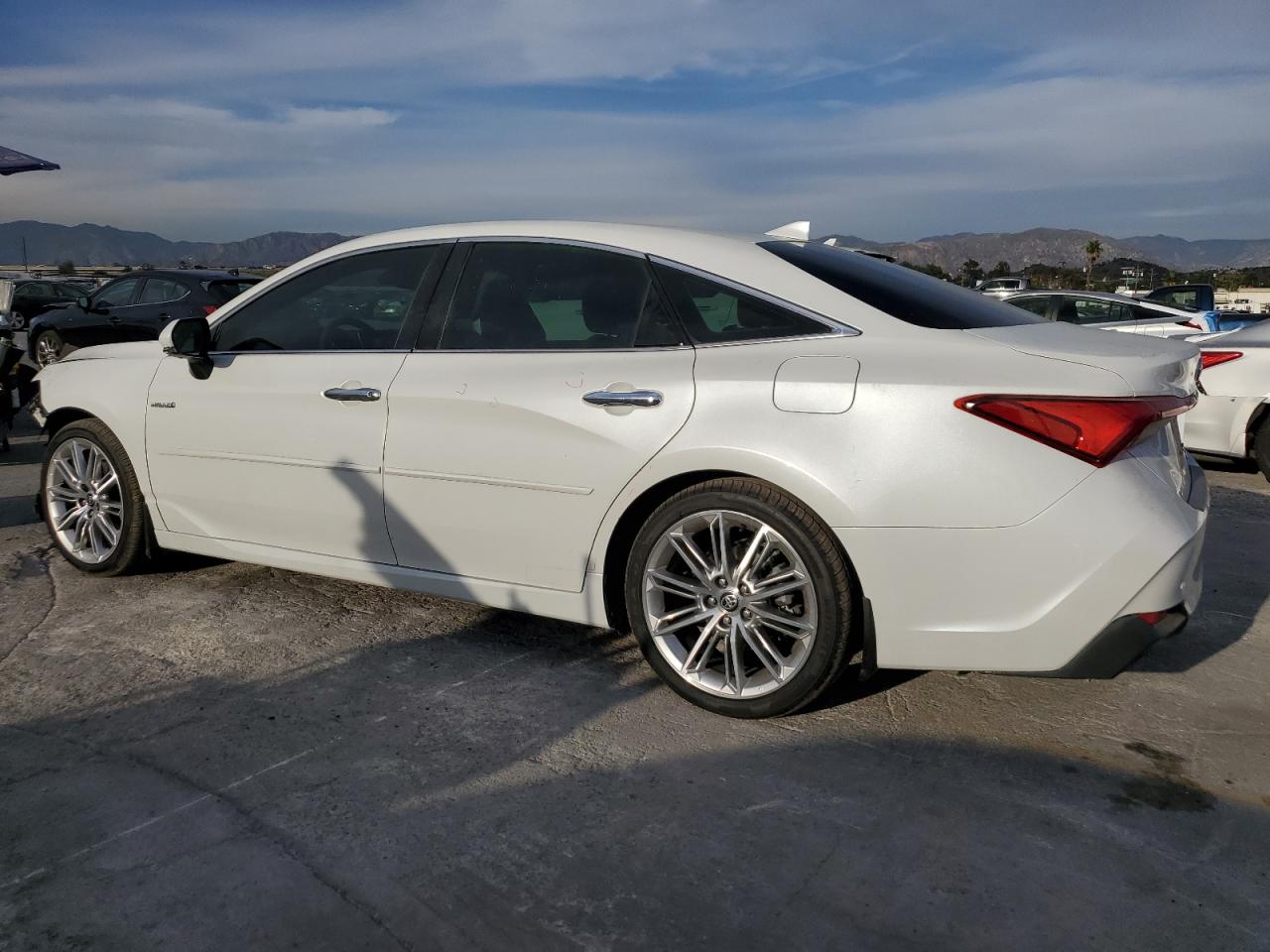 Toyota Avalon Limited Image 3