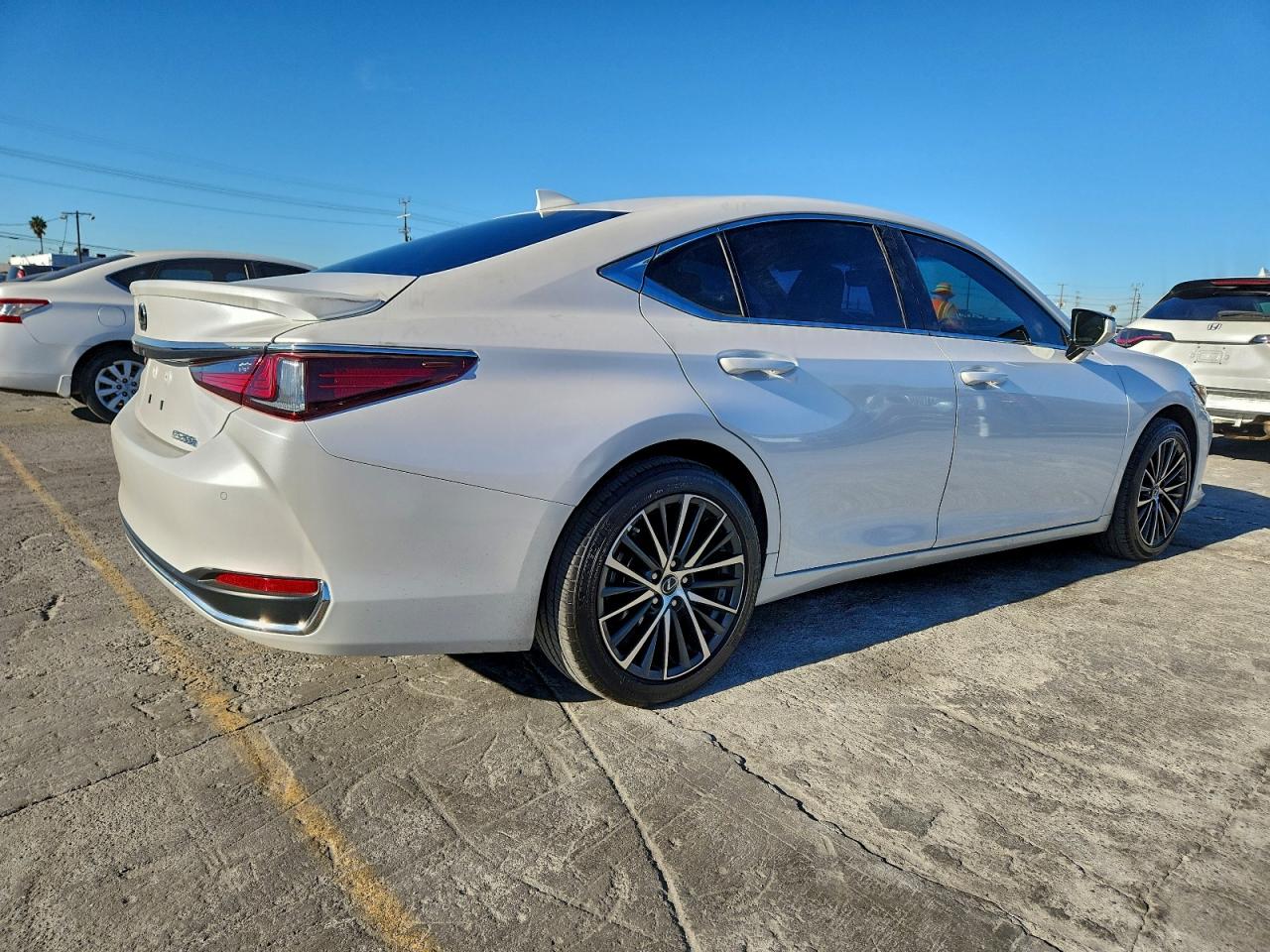 Lexus Es 300h Base Image 2
