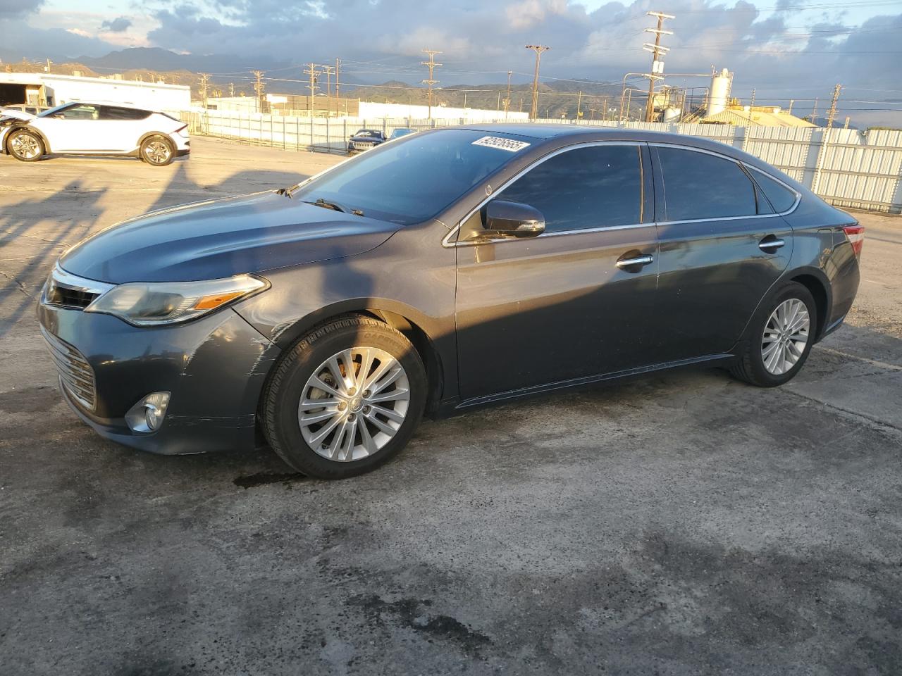 Toyota Avalon Hybrid Image 1