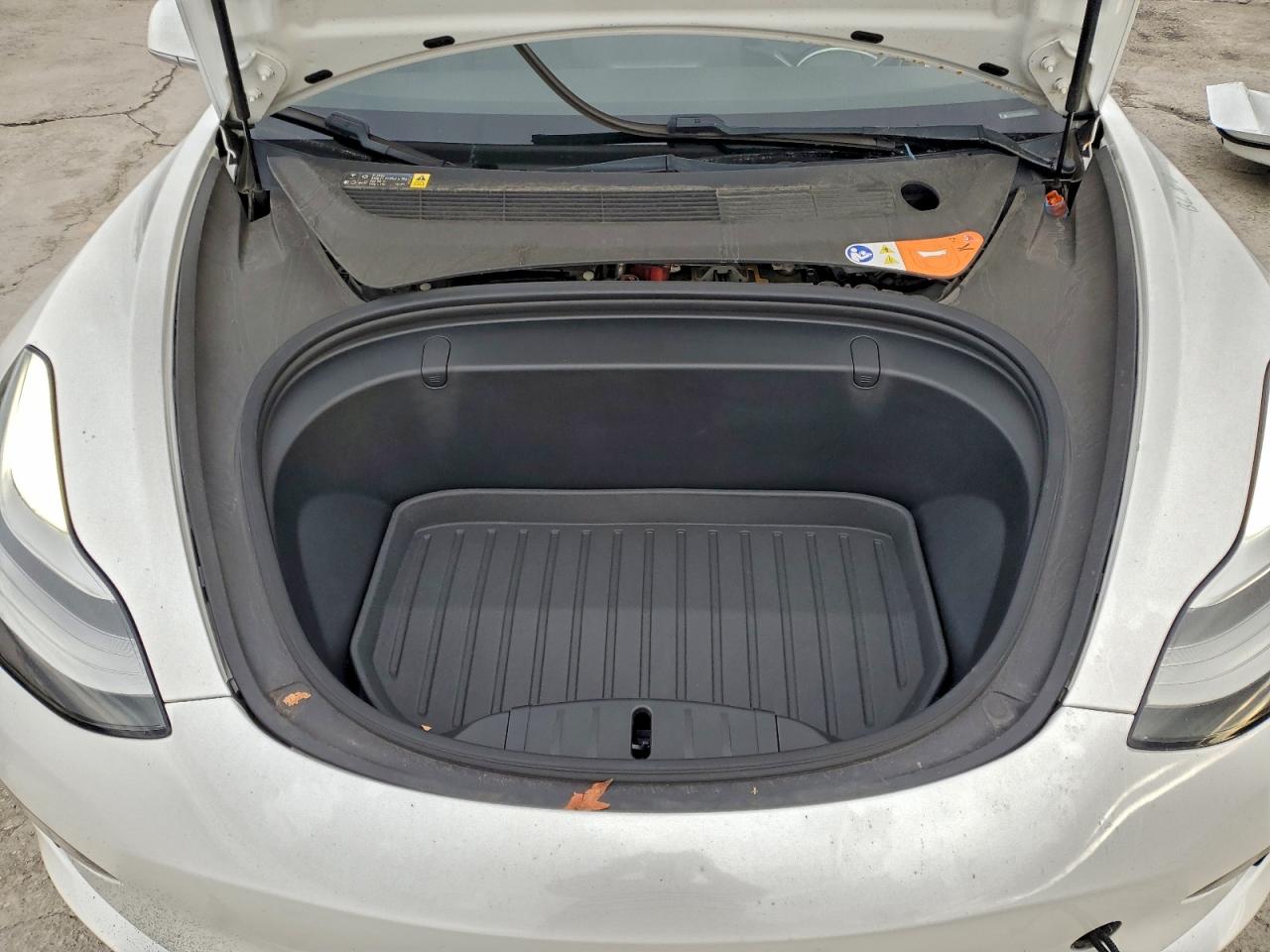 Tesla Model 3 Image 8