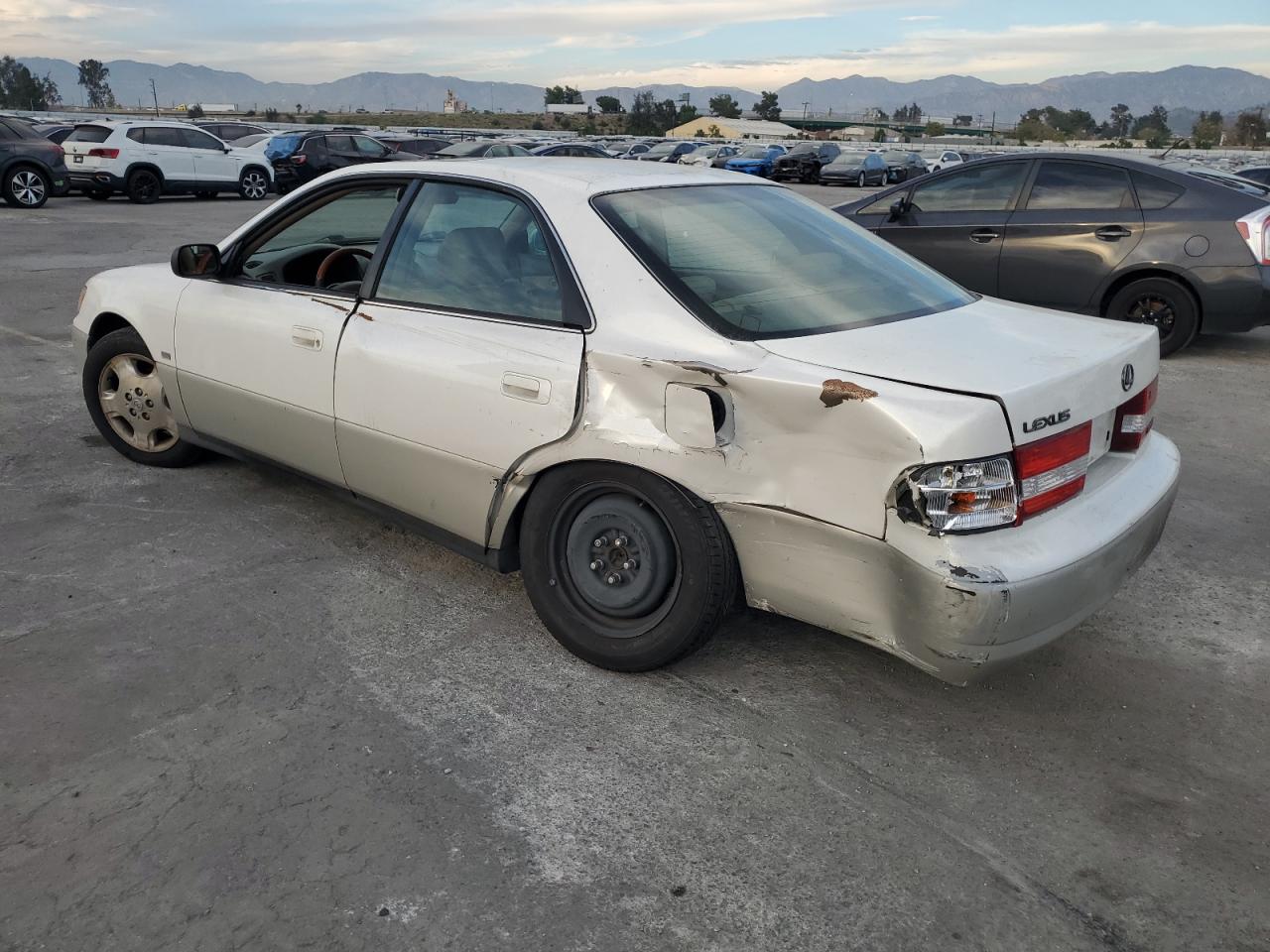 Lexus Uk 300 Image 2