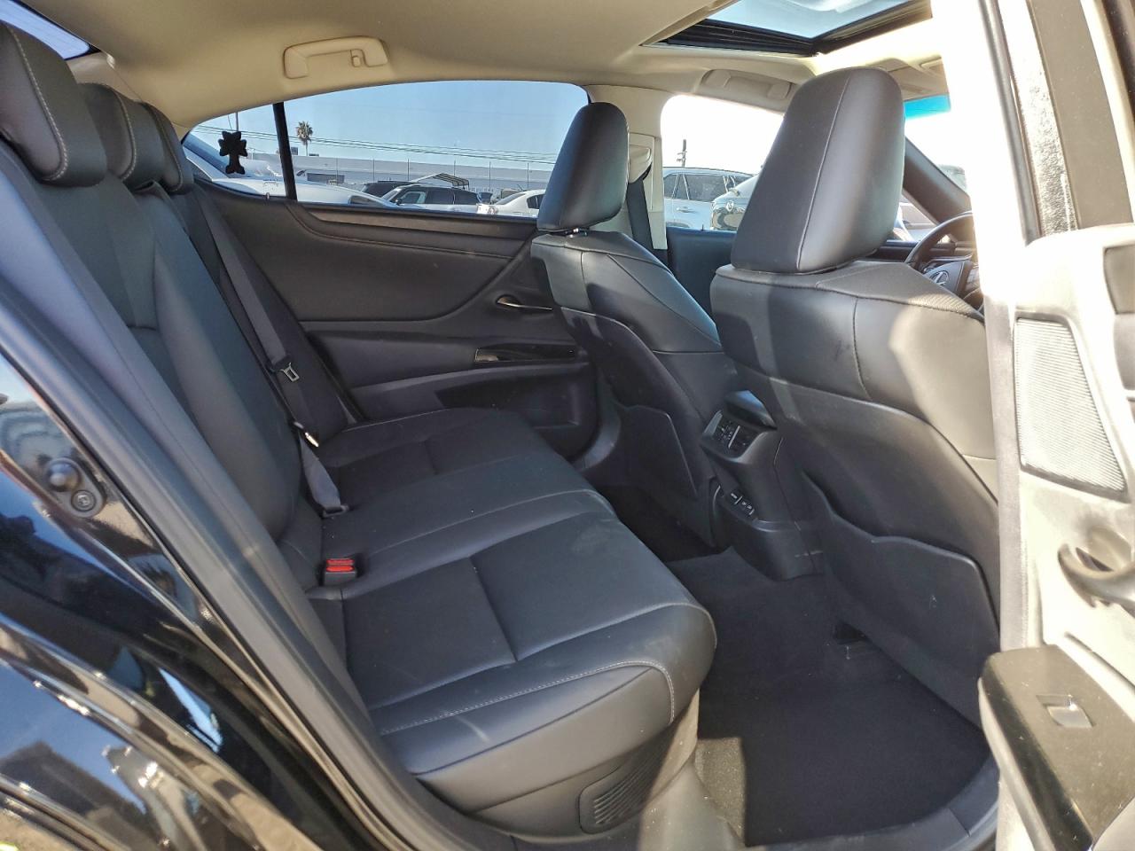 Lexus Es 300h Base Image 2