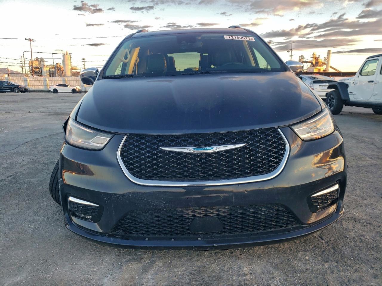 Chrysler Pacifica Hybrid Limited Image 4
