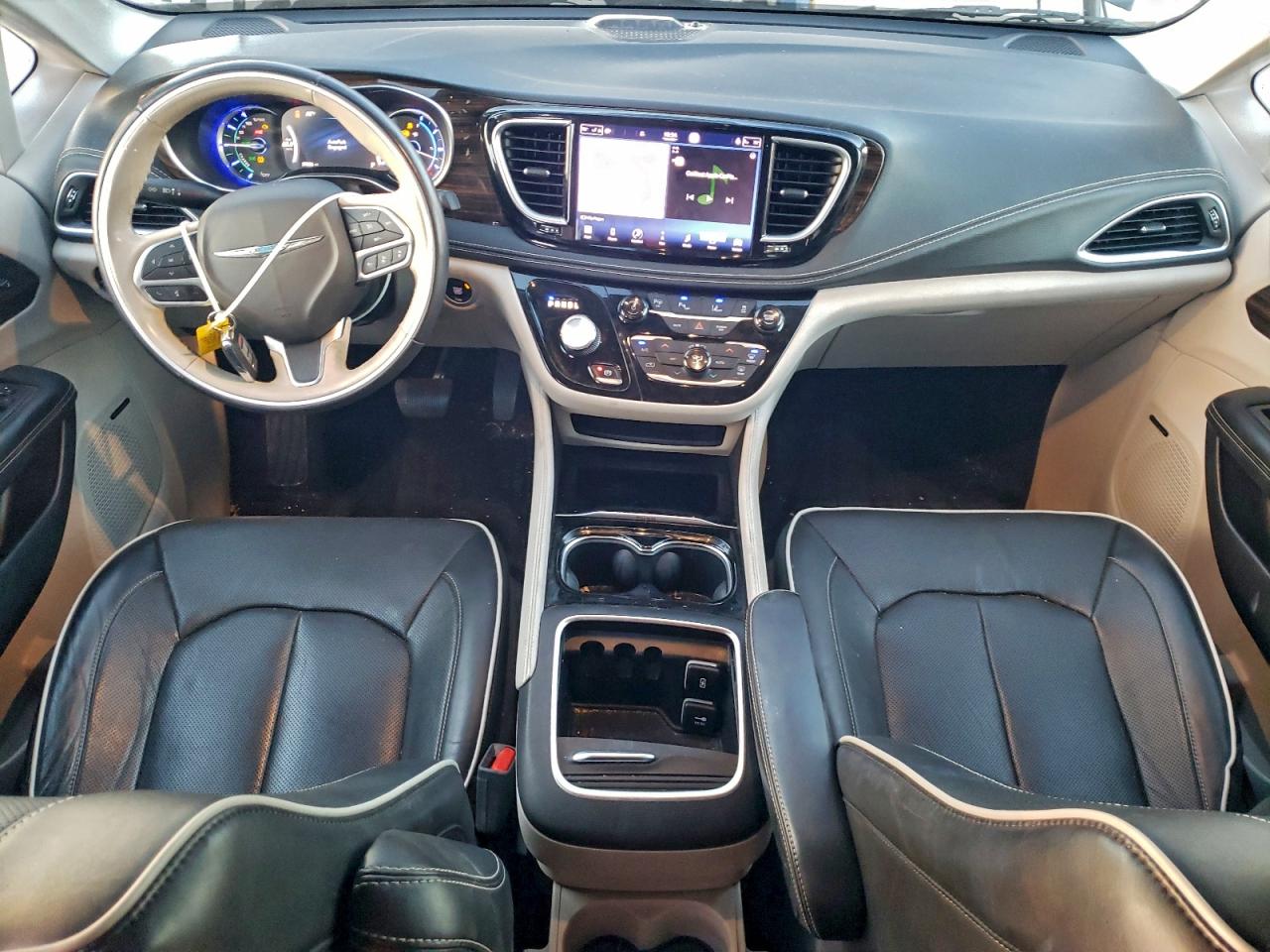 Chrysler Pacifica Hybrid Limited Image 3