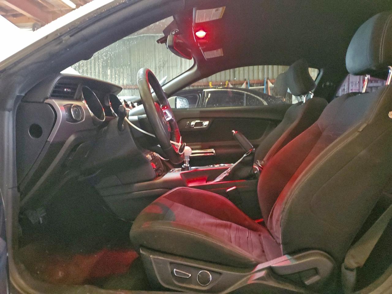 Ford Mustang Image 2