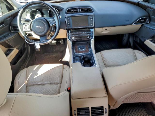 Jaguar XE Prestige Image 9